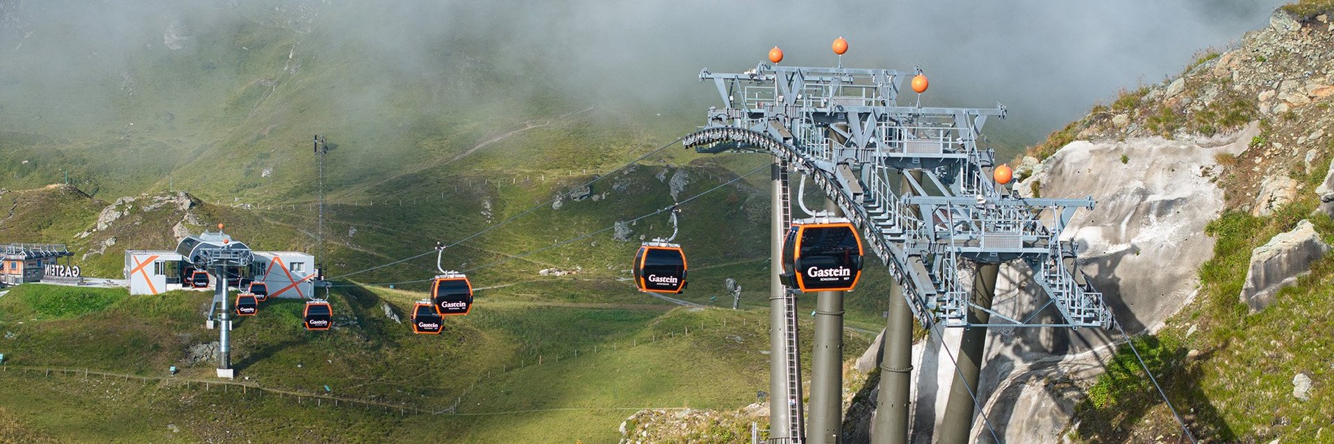 Dieses Bild zeigt die Schlossalm-Bergstation, eine Stütze und Gondeln