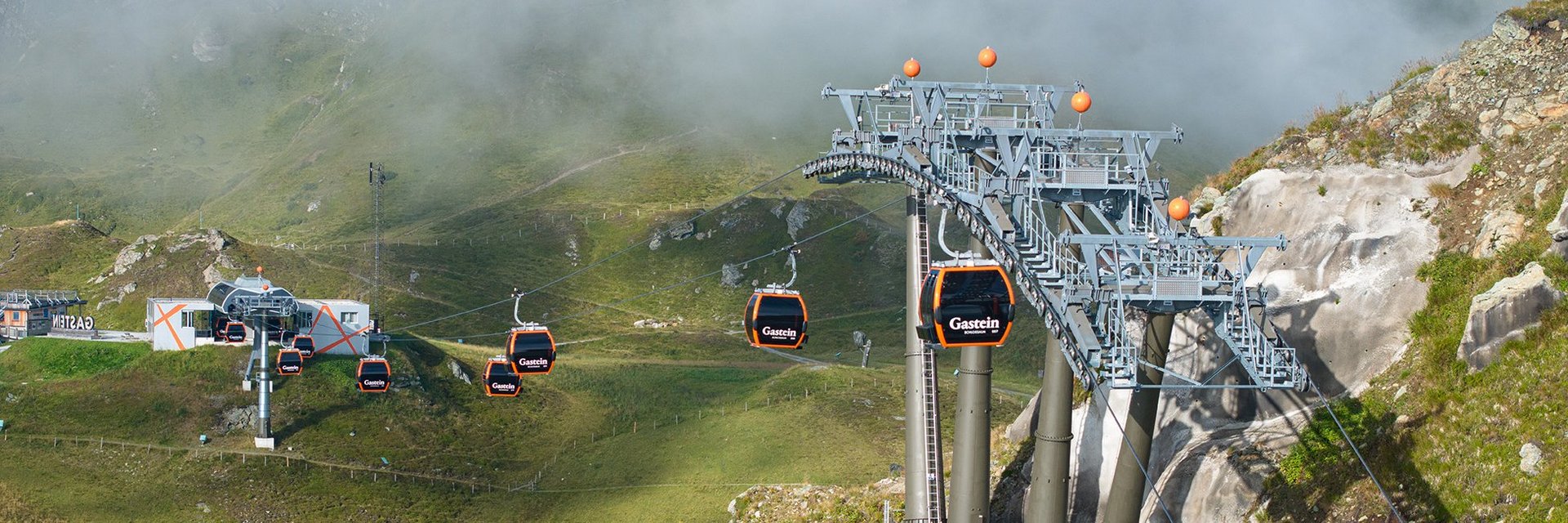 Dieses Bild zeigt die Schlossalm-Bergstation, eine Stütze und Gondeln