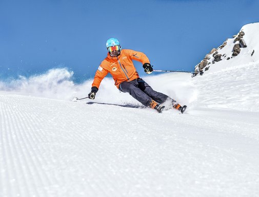 Tageskarten Dieses Bild zeigt einen Skifahrer auf einer Piste in Gastein skifahren