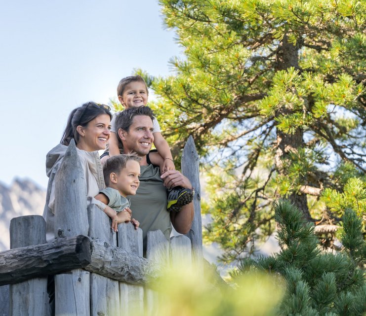 Dieses Bild zeigt eine glückliche Familie, die einen Ausflug in den Zirbenwald auf den Graukogel gemacht hat.