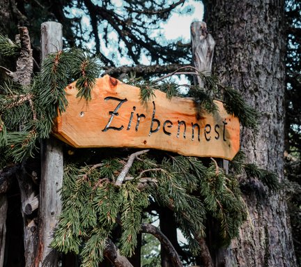 Dieses Bild zeigt ein Schild mit der Aufschrift "Zirbennest" am Graukogel