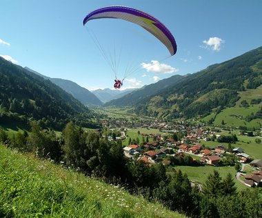 Dieses Bild zeigt einen Paragleiter über Dorfgastein