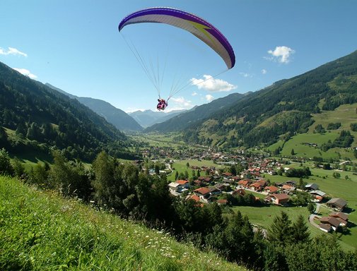 Dieses Bild zeigt einen Paragleiter über Dorfgastein