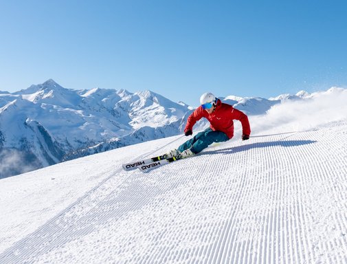 SuperSkiCard Skifahrer carved über die Pisten in Skigastein