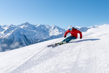 Skifahrer carved über die Pisten in Skigastein