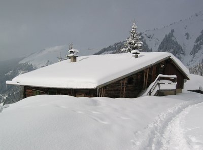 Eine tief-verschneite Hütte in Dorfgastein.