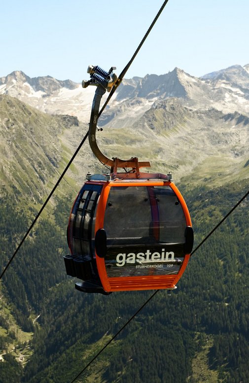Berg- & Talfahrten Dieses Bild zeigt eine Gondel der Stubnerkogelbahn im Sommer