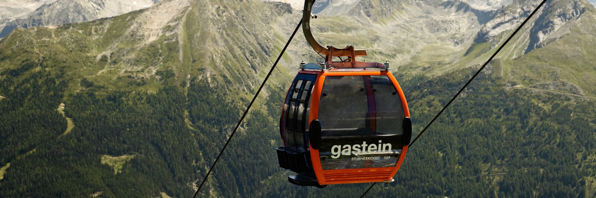 Dieses Bild zeigt eine Gondel der Stubnerkogelbahn im Sommer