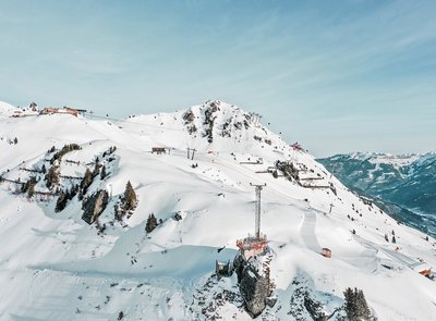 Skigebiet Schlossalm mit Schlossalmblick und Gipfelrestaurant Skigebiet Schlossalm mit Schlossalmblick und Gipfelrestaurant