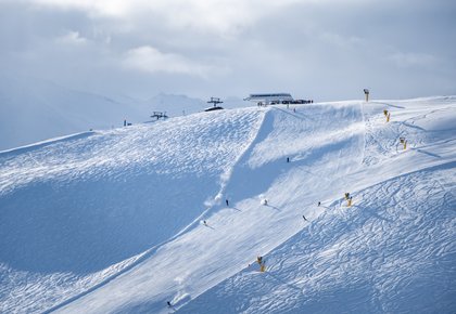 Die Piste H7 auf der Schlossalm mit der Kasereben-Bergstation