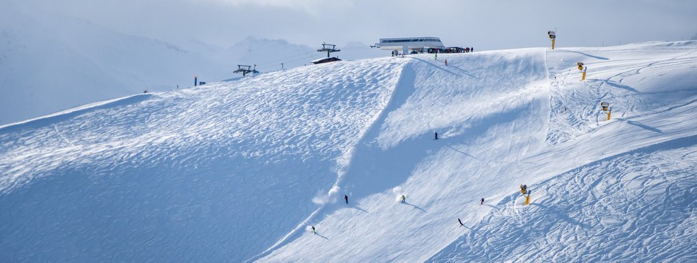Schlossalm-Angertal-Stubnerkogel Die Piste H7 auf der Schlossalm mit der Kasereben-Bergstation