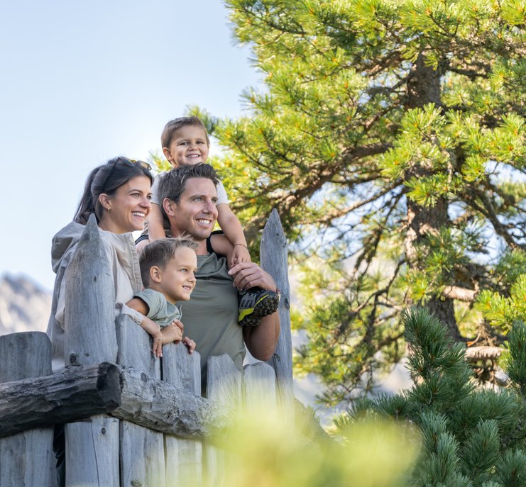 Eine Familie mit Kindern wandert im Sommer in Gastein