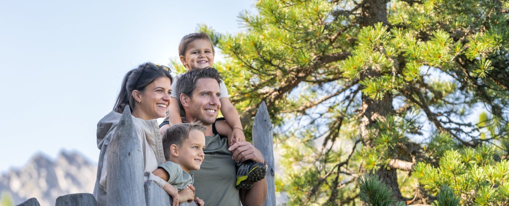 Eine Familie mit Kindern wandert im Sommer in Gastein