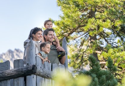 Eine Familie mit Kindern wandert im Sommer in Gastein
