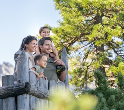 Eine Familie mit Kindern wandert im Sommer in Gastein