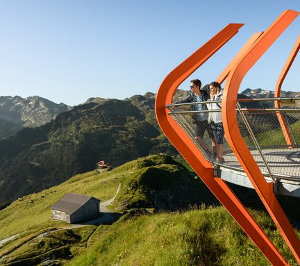 Pärchen auf der Aussichtsplattform Glocknerblick im Sommer am Stubnerkogel