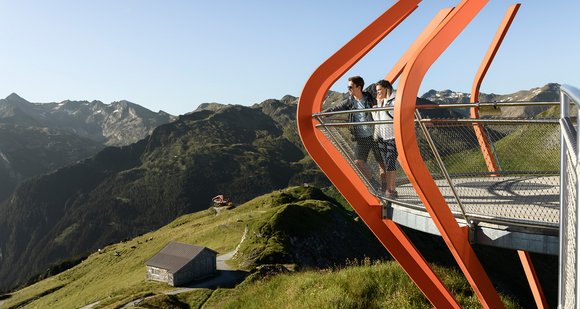 Dieses Bild zeigt ein Paar, dass das Panorama auf der Aussichtsplattform am Stubnerkogel genießen