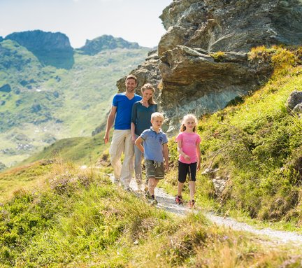 Eine Familie mit Kindern wandert im Sommer in Gastein