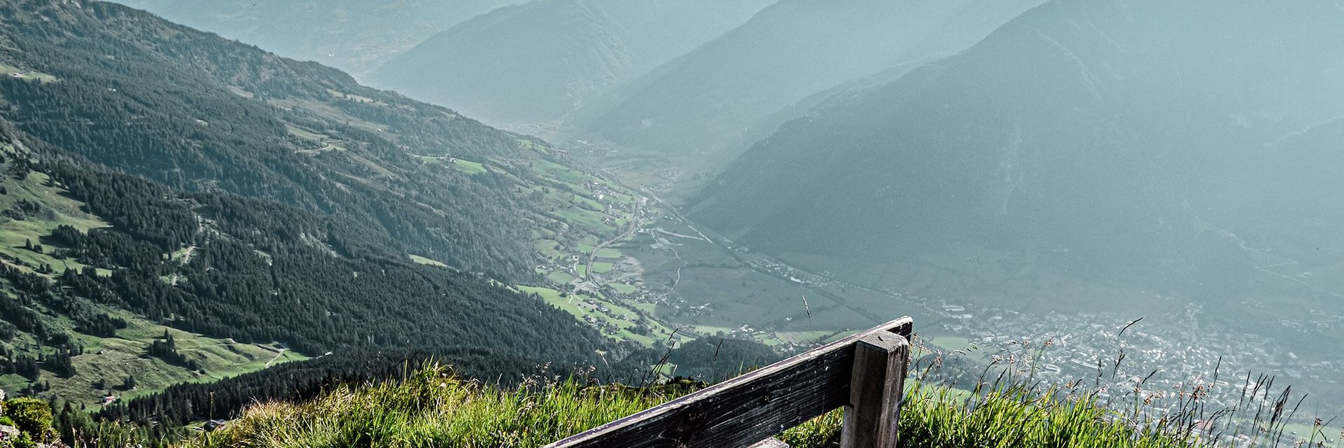 Dieses Bild zeigt eine Bank in Gastein mit Aussicht auf das Tal 