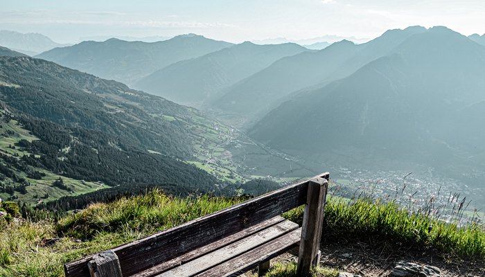 Dieses Bild zeigt eine Bank in Gastein mit Aussicht auf das Tal 