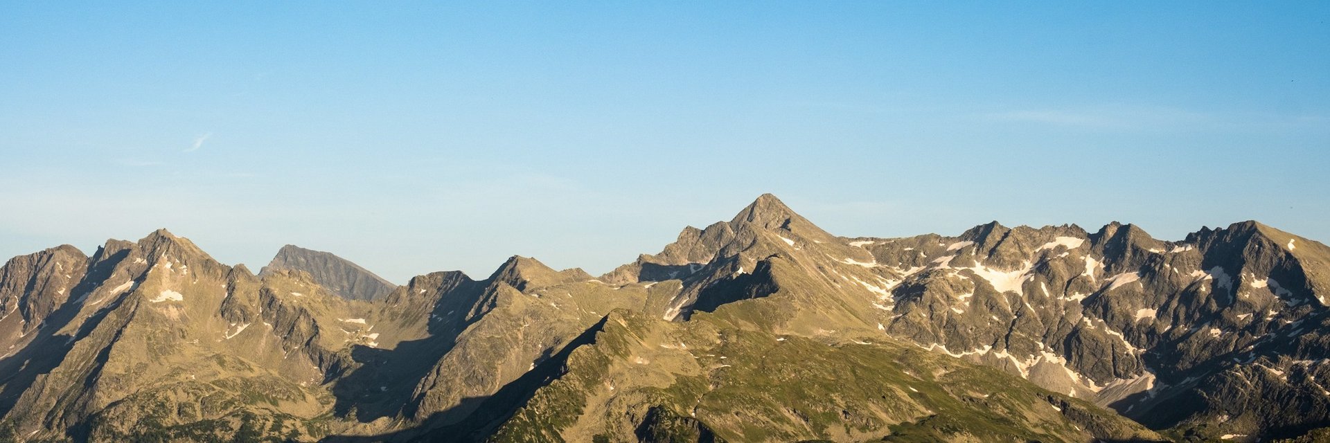 Dieses Bild zeigt das Bergpanorama am Stubnerkogel bei abendlicher Stimmung