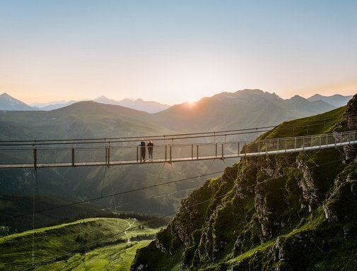 Dieses Bild zeigt die Hängebrücke auf dem Stubnerkogel bei Sonnenuntergang