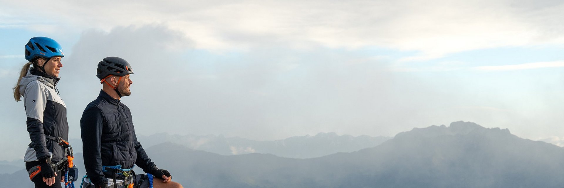 Dieses Bild zeigt ein Paar, dass nach einem absolviertem Klettersteig auf der Schlossalm zufrieden in die Ferne sieht und die Berge bewundert