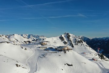 Drohnenaufnahme des Bergrestaurants Bergstation auf der Schlossalm im Winter