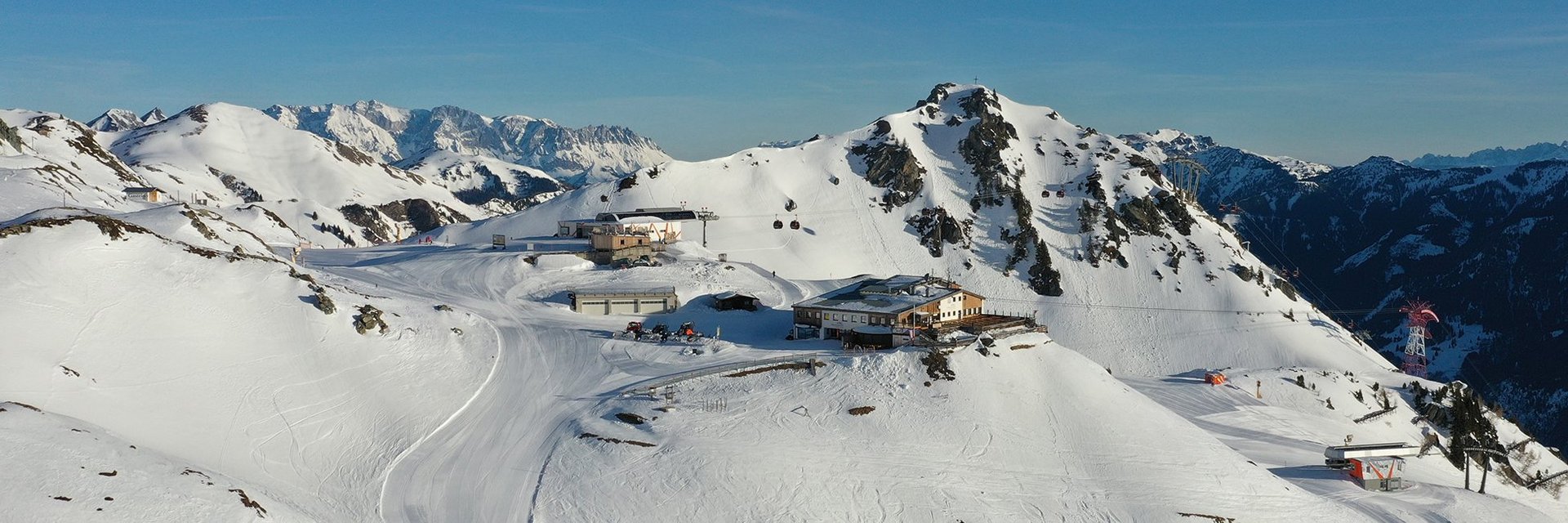 Drohnenaufnahme des Bergrestaurants Bergstation auf der Schlossalm im Winter