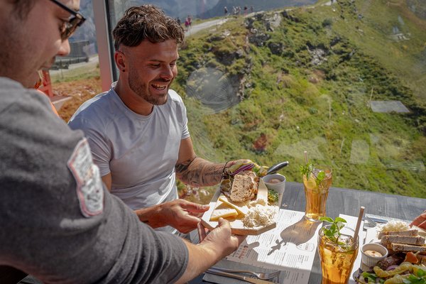 {image  .alternative}