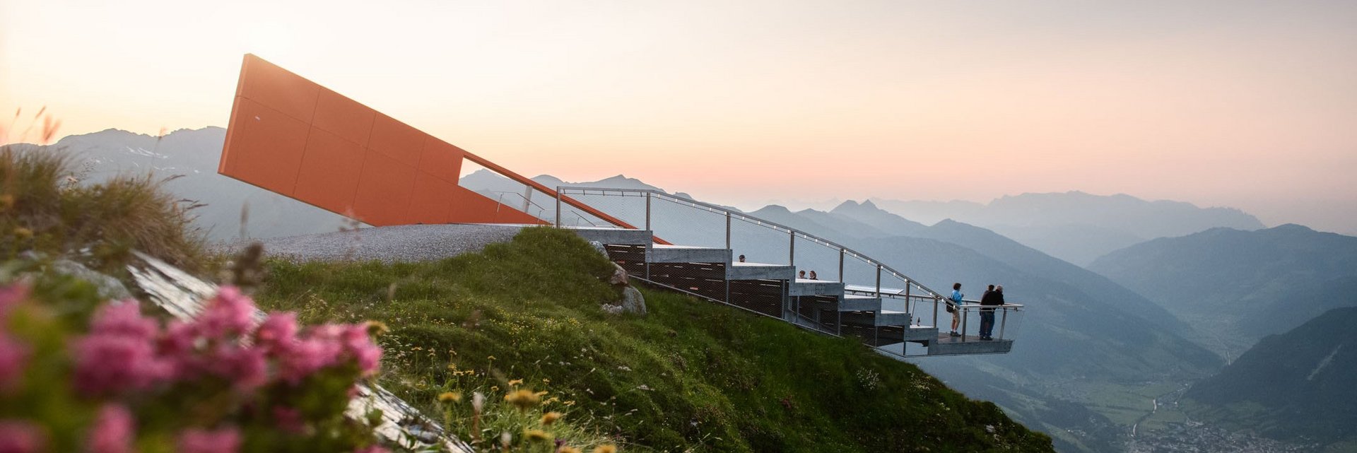 Dieses Bild zeigt einen idyllischen Sonnenuntergang auf dem Stubnerkogel mit der Aussichtsplattform