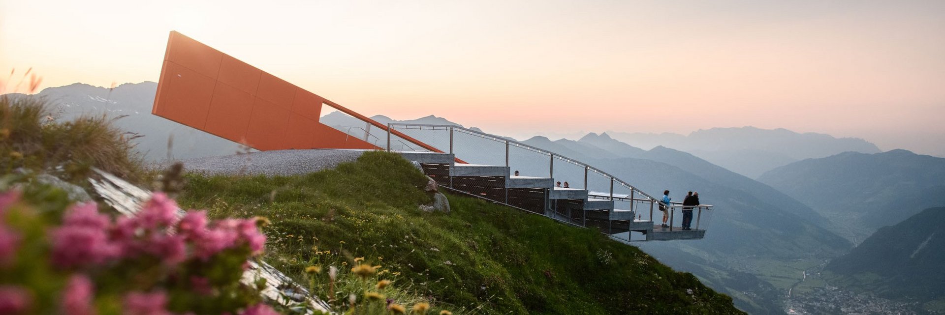 Dieses Bild zeigt einen idyllischen Sonnenuntergang auf dem Stubnerkogel mit der Aussichtsplattform