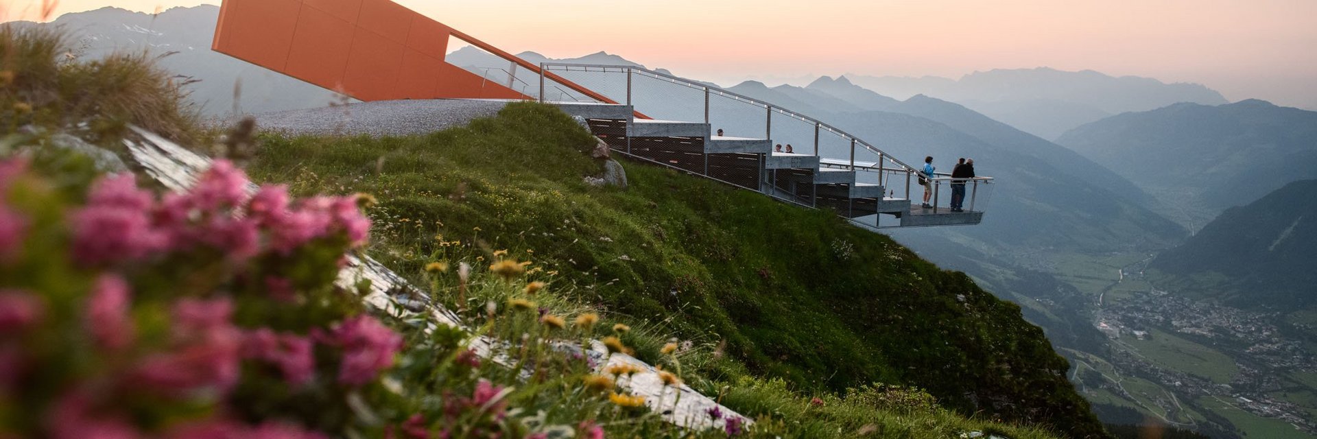 Dieses Bild zeigt einen idyllischen Sonnenuntergang auf dem Stubnerkogel mit der Aussichtsplattform