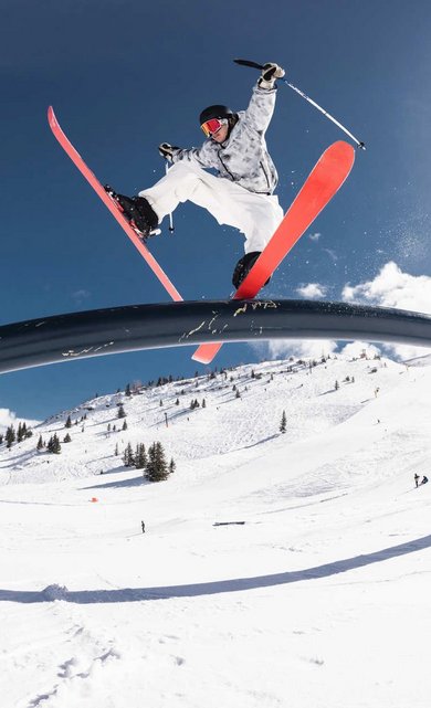 Freestyle-Fun im Snowpark am Stubnerkogel Skifahrer beim Tricks machen im Snowpark am Stubnerkogel