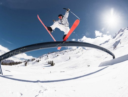 Snowpark Gastein Skifahrer beim Tricks machen im Snowpark am Stubnerkogel