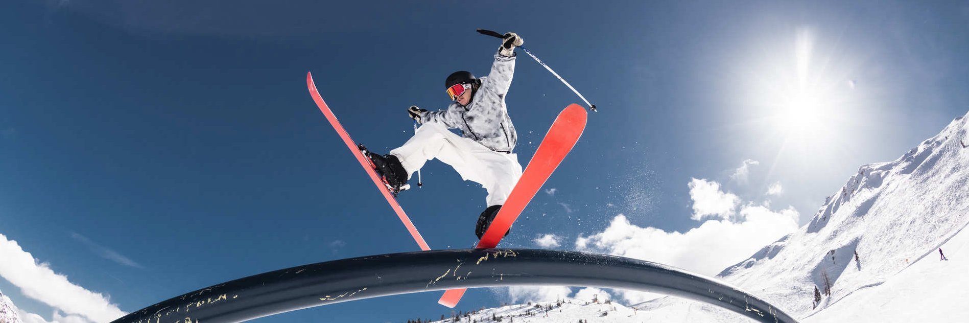 Skifahrer beim Tricks machen im Snowpark am Stubnerkogel