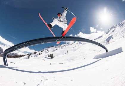 Skifahrer beim Tricks machen im Snowpark am Stubnerkogel