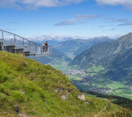 Die Aussichtsplattform Talblick im Sommer mit einem Pärchen