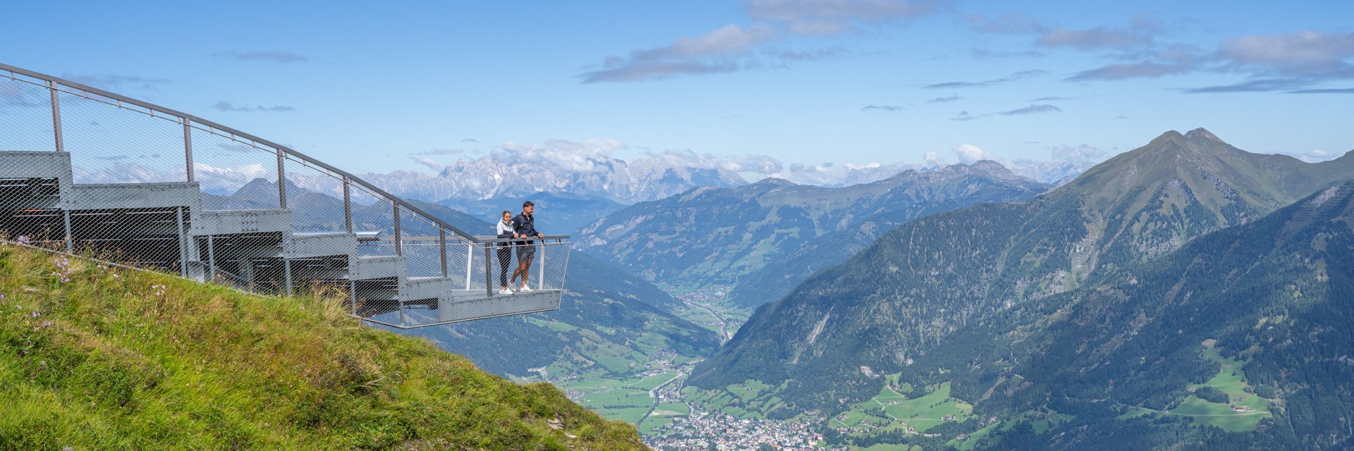 Die Aussichtsplattform Talblick im Sommer mit einem Pärchen