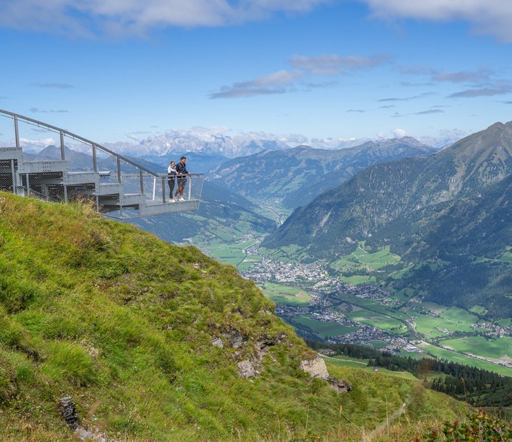 Skigastein vom Talblick am Stubnerkogel aus entdecken Die Aussichtsplattform Talblick im Sommer mit einem Pärchen