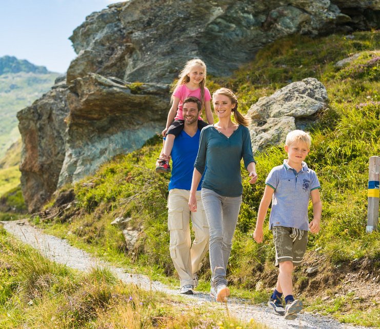 Eine Familie mit Kindern wandert im Sommer in Gastein