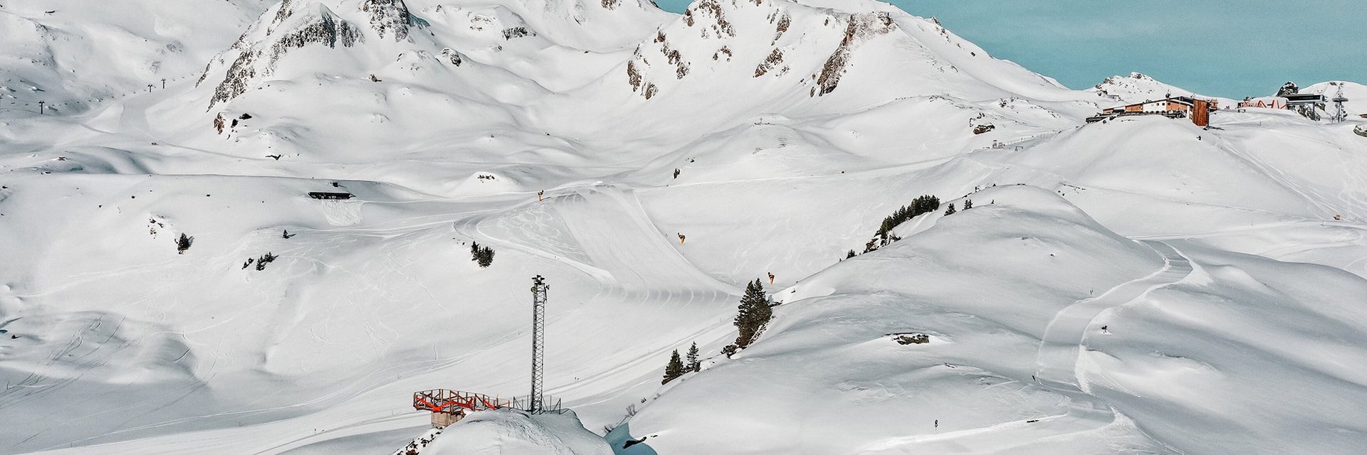 Der Schlossalmblick mit der Piste H4 vor traumhaftem Winter-Bergpanorama