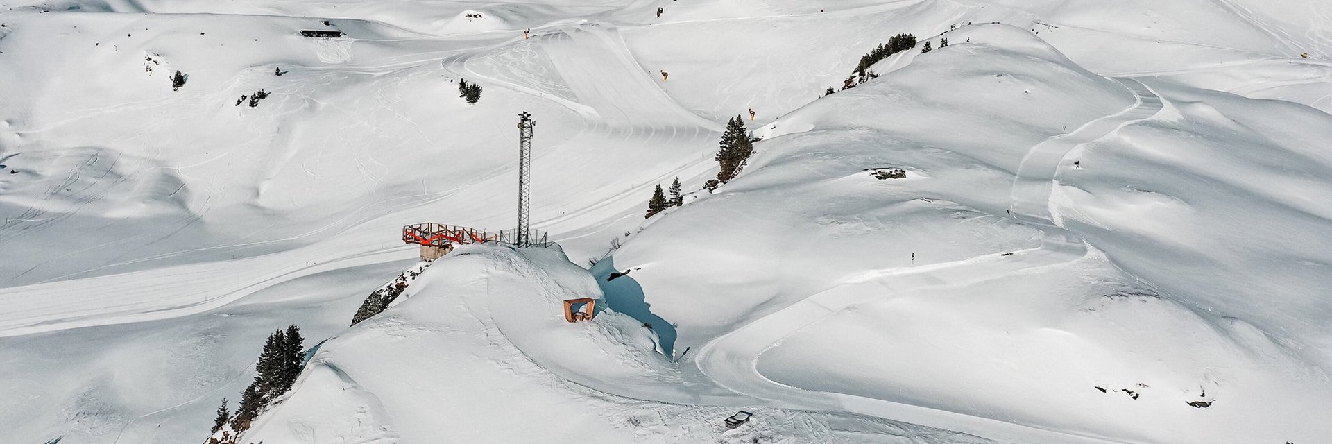 Der Schlossalmblick mit der Piste H4 vor traumhaftem Winter-Bergpanorama