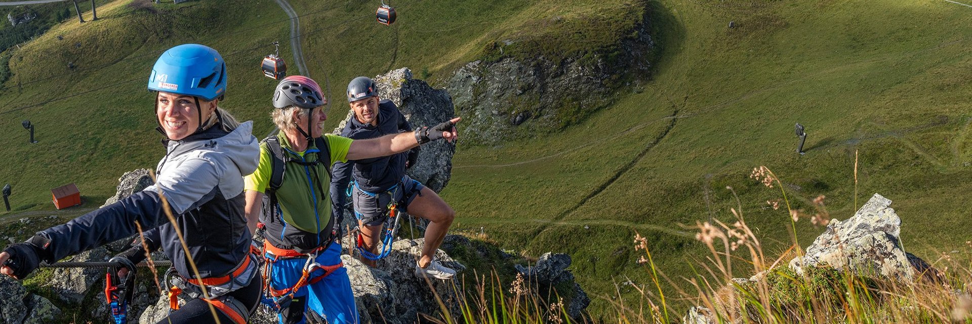 Dieses Bild zeigt eine Gruppe die auf dem Abenteuerberg Schlossalm einen Klettersteig klettert