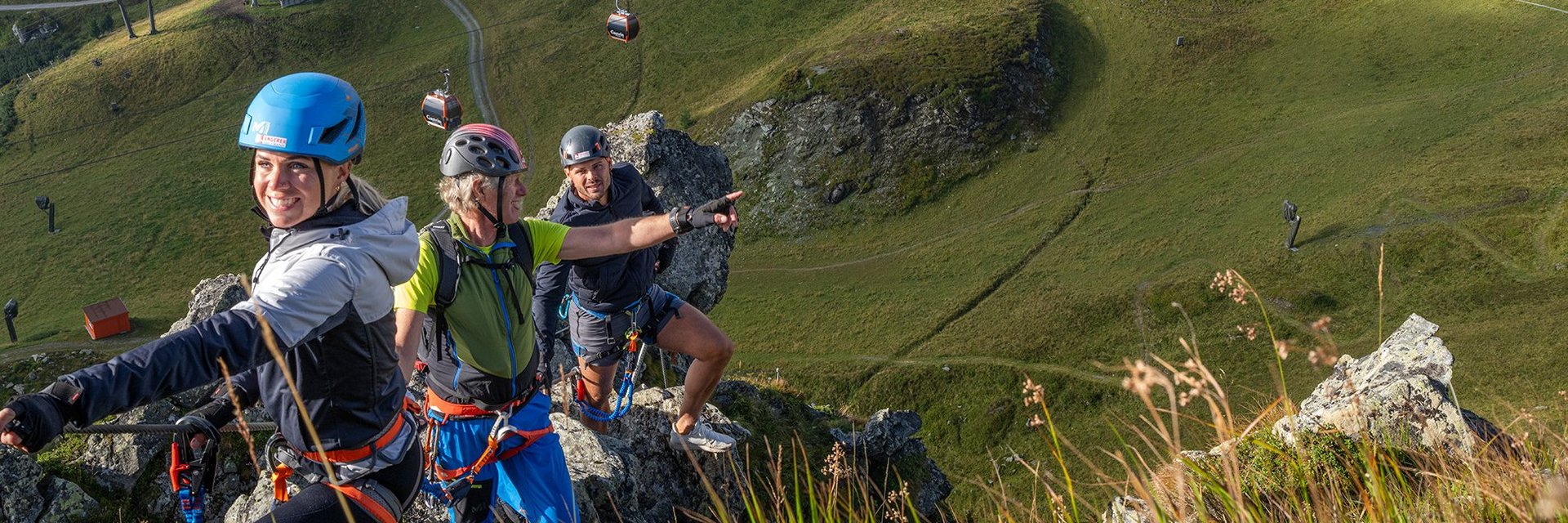 Dieses Bild zeigt eine Gruppe die auf dem Abenteuerberg Schlossalm einen Klettersteig klettert
