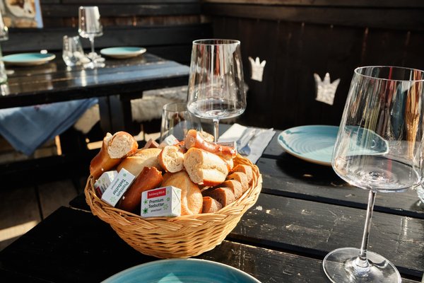 {image  .alternative}