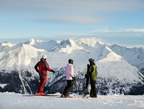Groups  Dieses Bild zeigt eine Gruppe von Skifahrern, die das Panorama in Gastein genießen