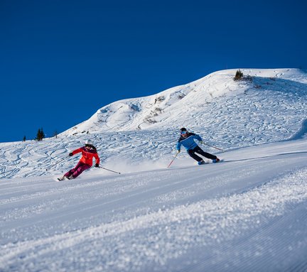 2 Skifahrer auf der Skischaukel Dorfgastein-Großarl