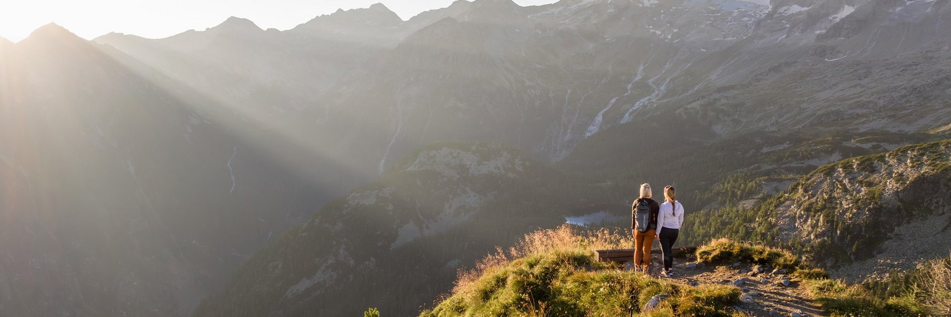 Dieses Bild zeigt zwei Frauen, die das beeindruckende Bergpanorama auf dem Graukogel genießen