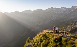 Dieses Bild zeigt zwei Frauen, die das beeindruckende Bergpanorama auf dem Graukogel genießen